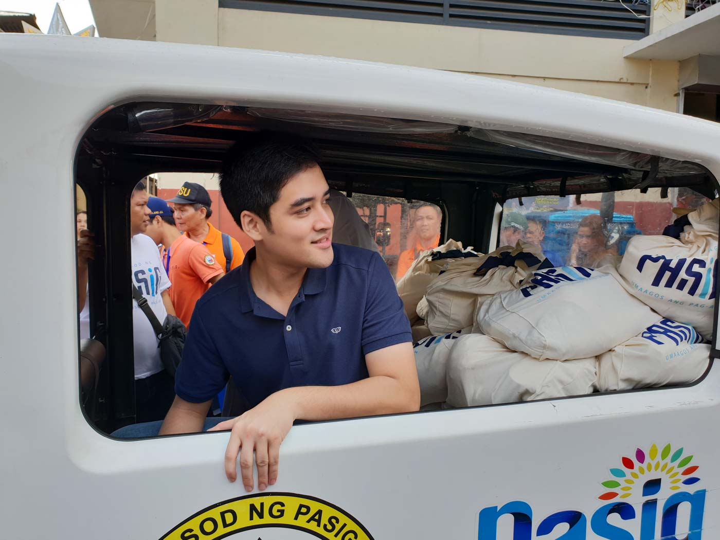 CHRISTMAS PRESENTS. Pasig City Mayor Vico Sotto leads the distribution of the first batch of Pamaskong Handog goody bags to residents on November 28, 2019. Photo by JC Gotinga/Rappler 