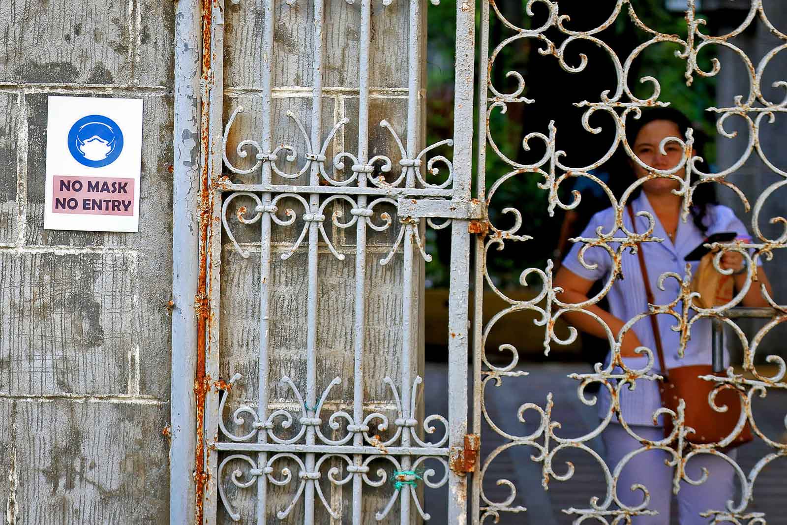 RULES. A sign that says, ’No mask, No Entry,’ is posted at the entrance of San Lazaro Hospital in Manila. Photo by Inoue Jaena/Rappler
