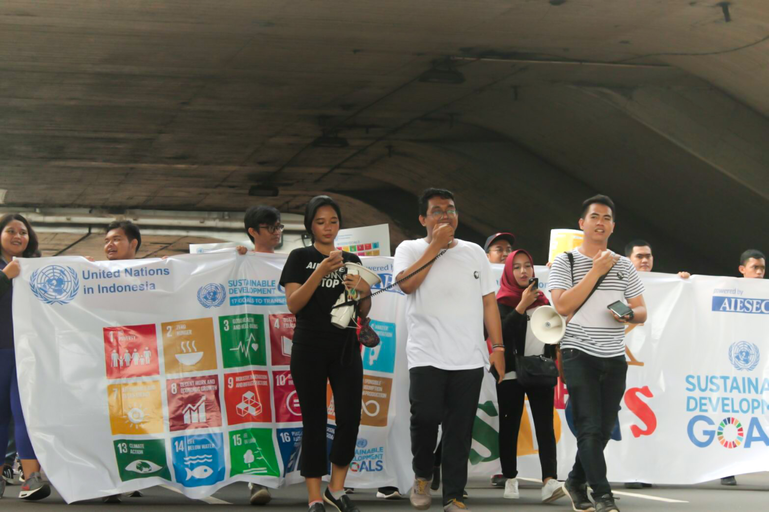 Para pemuda berpartisipasi dalam Walk 4 SDGs yang digelar oleh AIESEC Indonesia pada 29 Oktober 2017. Foto dari AIESEC Indonesia 
