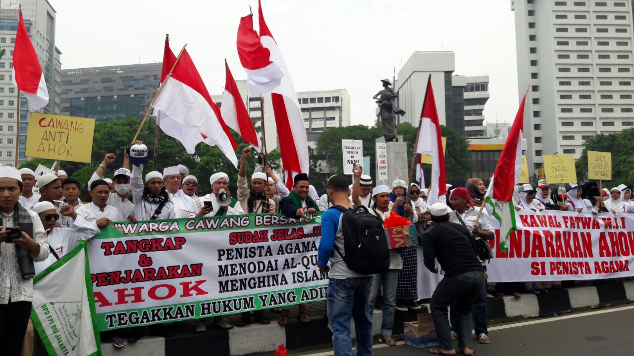 Massa siap berorasi di depan Tugu Tani, Jakarta Pusat. Foto oleh Sakinah Haniy/Rappler 