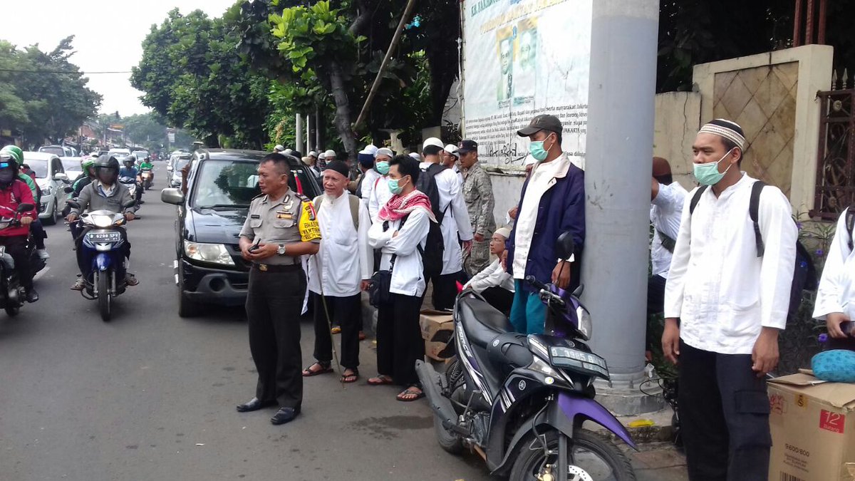 Anggota polisi berikan himbauan rombongan kegiatan penyampaian pendapat di Jl. Petamburan 3.
Foto dari Twitter/@TMCPoldaMetro 