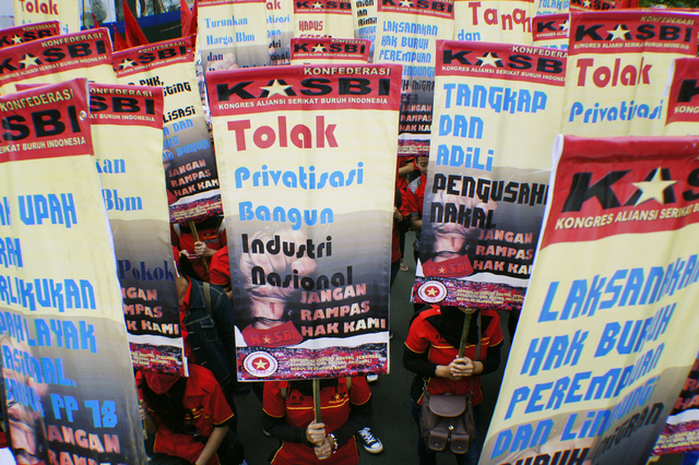 Sejumlah buruh dari Kongres aliansi Serikat Buruh Indonesia (KASBI) memeringati Hari Buruh se-Dunia di depan Gedung Sate Bandung, Jawa Barat, Minggu (1/5). Dalam aksinya KASBI menuntut penghapusan sistem kerja kontrak dan outsourching dan upah layak untuk buruh. ANTARA FOTO/Agus Bebeng/ama/16. 