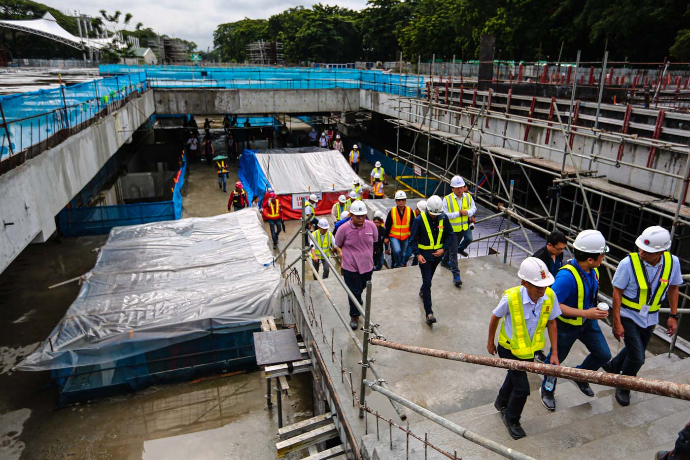 BACK TO WORK. Stakeholders inspect the construction works of the unfinished MRT7 facilities. File photo by Jire Carreon/Rappler 