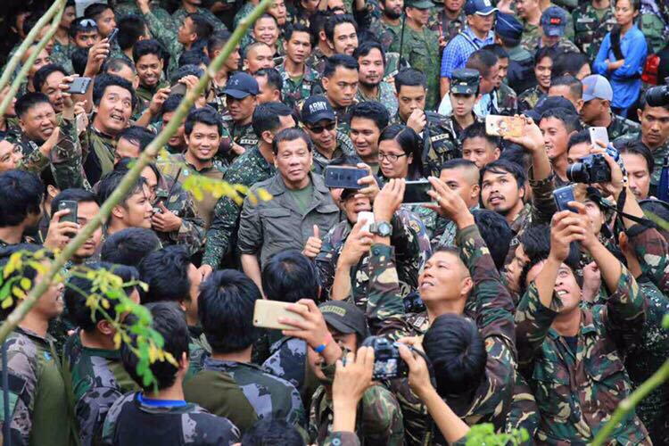 BACK IN MARAWI. President Rodrigo Duterte is mob by soldiers as he visits the batte zone for the seond time on August 4, 2017. Malacanang Photo  