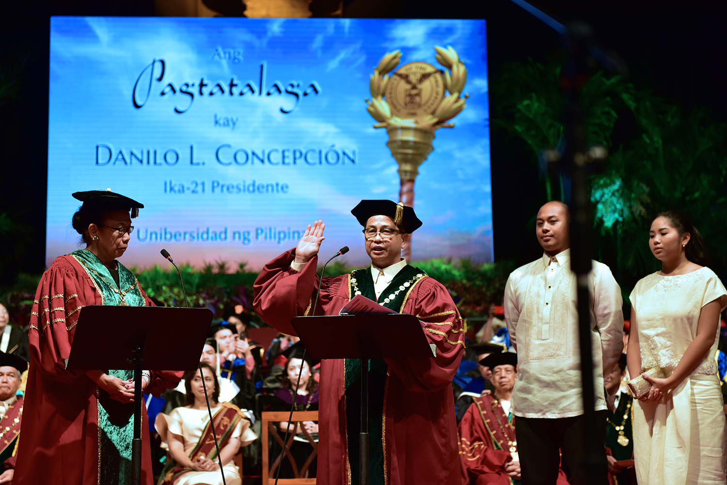 THE VOW. Danilo Concepcion takes his oath as UP's 21st president during his investiture on September 20. Photo from UP 
