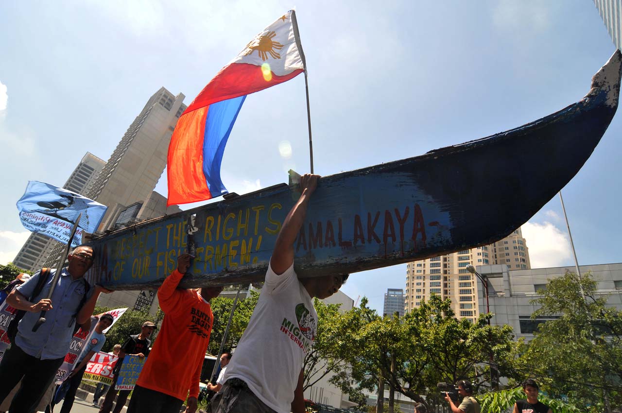 BACK TO SEA. Fishermen from Zambales join an anti-China rally in front of the Chinese Consulate in Makati City on July 12, 2016. Photo by Ben Nabong/Rappler 