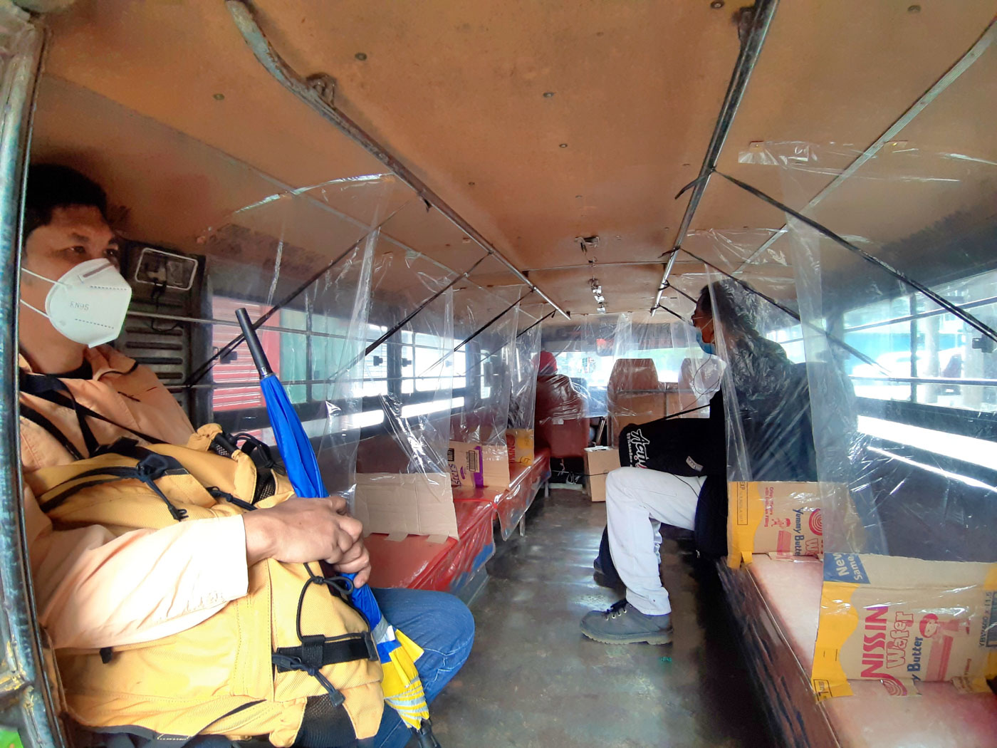 PHYSICAL DISTANCING. Naglagay ng mga plastik na barrier ang isang jeepney driver upang mapanatili ang physical distancing sa loob ng sasakyan. Photo by Mau Victa/Rappler 