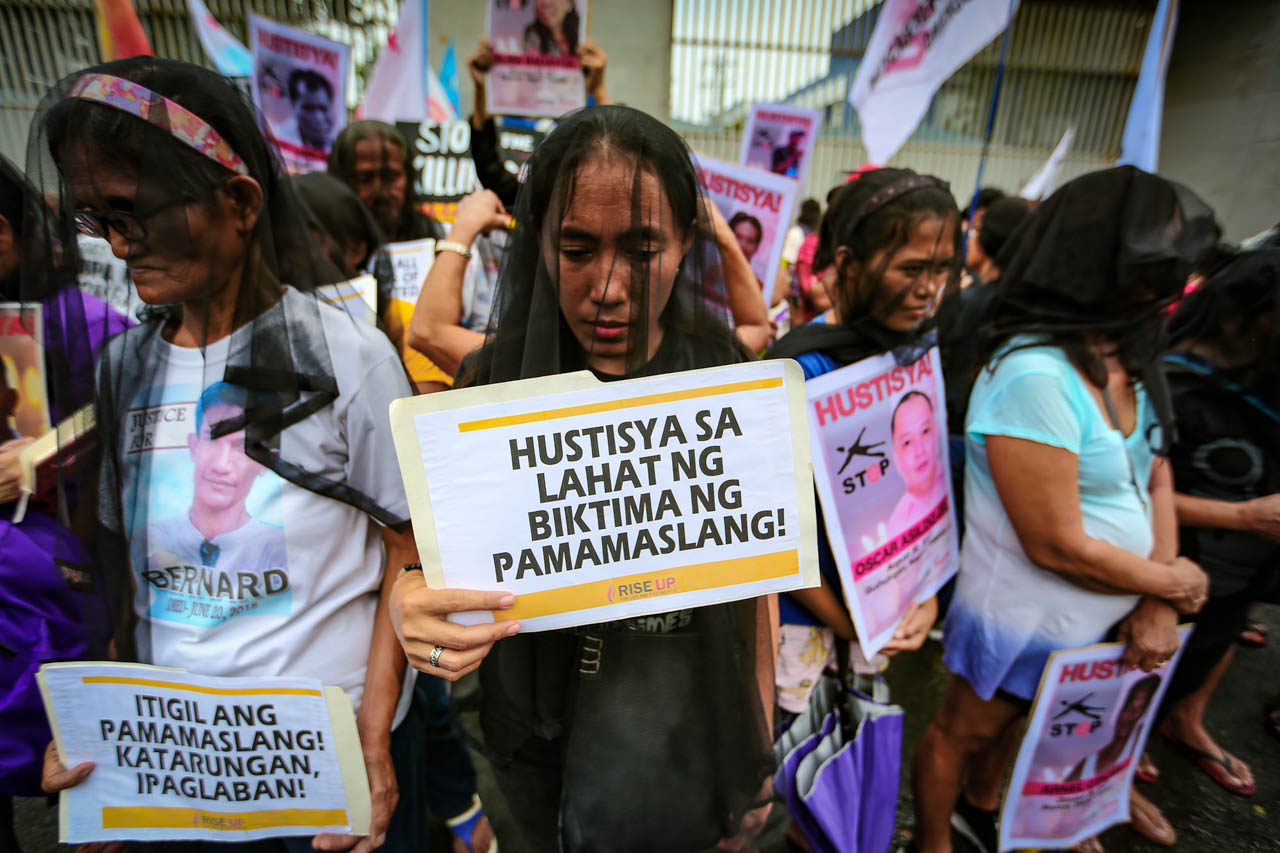 CRY FOR JUSTICE. Relatives of victims of extrajudicial killings call for justice for all victims under President Rodrigo Duterte. File photo by Jire Carreon/Rappler    