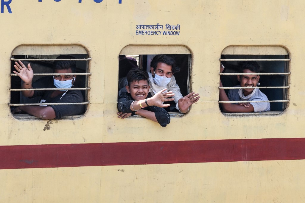 ALL ABOARD. Migrant workers and families wave from the windows of a special train from Amritsar to Barauni of Bihar state as they go back to their hometowns after the government eased a nationwide lockdown. Photo by Nardiner Nanu/AFP 