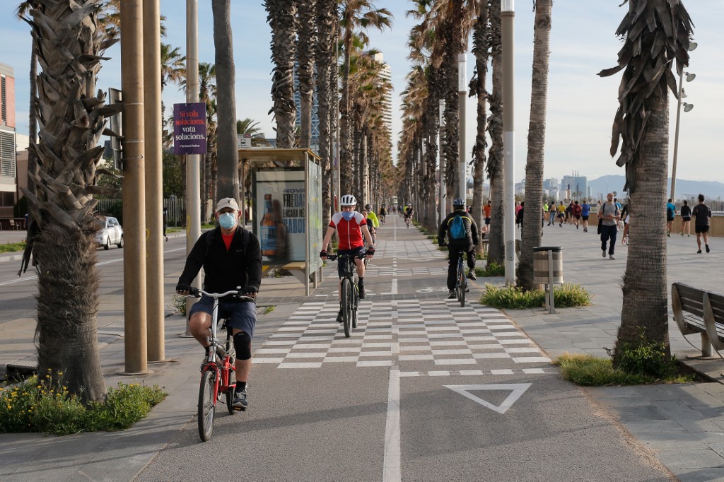BIKING. People exercise along an esplanade in Barcelona, early on May 2, 2020. Photo by Pau Barrena/AFP 
