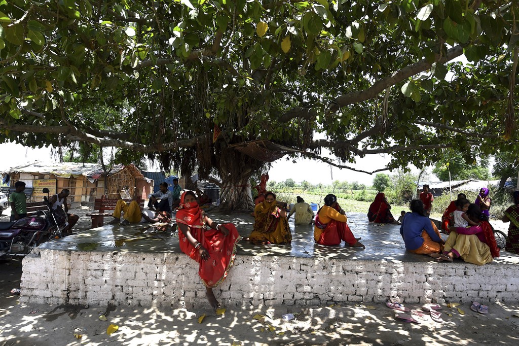 UNDER THE SHADE. People sit under the shade of a tree amid rising temperatures in New Delhi on May 26, 2020. Photo by Money Sharma/AFP 