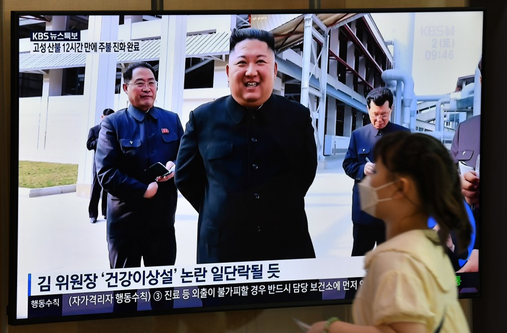 KIM JONG-UN. A woman walks past a television news screen showing a picture of North Korean leader Kim Jong Un attending a ceremony to mark the completion of Sunchon phosphatic fertiliser factory, at a railway station in Seoul on May 2, 2020. Photo by Jung Yeon-je/AFP 