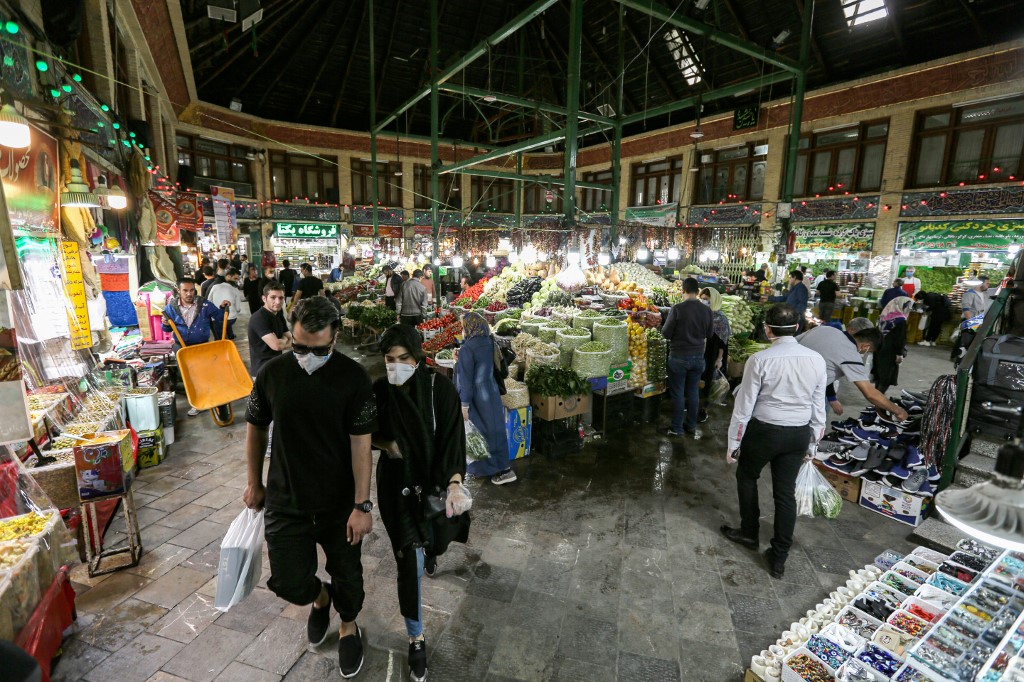 'RISING TREND.' Shoppers clad in protective gear, including face masks and latex gloves, due to the COVID-19 pandemic, walk through the Tajrish Bazaar in Iran's capital Tehran on April 25, 2020 during the Muslim holy month of Ramadan. File photo by Atta Kenare/AFP  