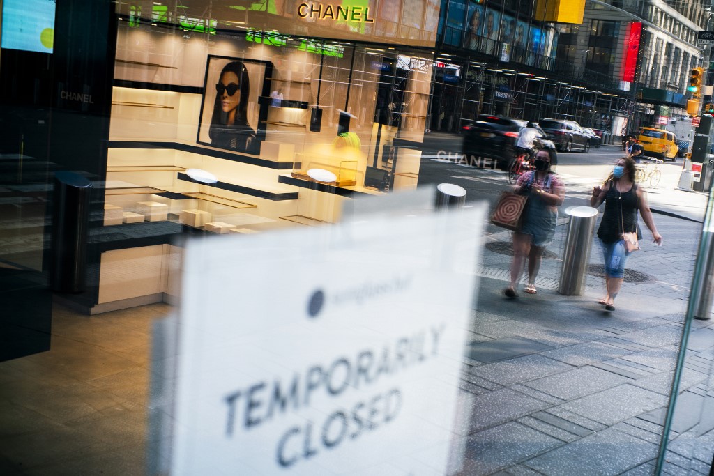 LOCKDOWN. People are reflected on a window of a retail store in New York City closed due to the coronavirus pandemic on May 15, 2020. Photo by Eduardo Munoz Alvarez/Getty Images/AFP 