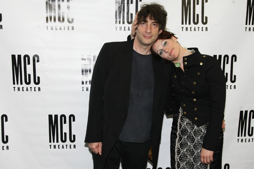 'NOT GETTING DIVORCED.' Writer Neil Gaiman and musician Amanda Palmer clarify that while they're living separately and working through a rough patch under the lockdown, they are staying together. File photo by Neilson Barnard/ Getty Images/ AFP 