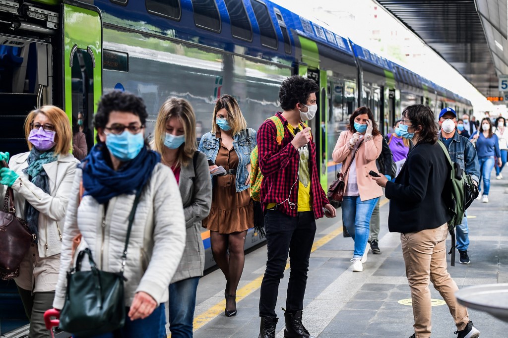 LOCKDOWN LIFTING. Commuters arrive from regional trains at the Cardona railway station on May 4, 2020 in Milan, as Italy starts to ease its coronavirus lockdown. Photo by Miguel Medina/AFP 