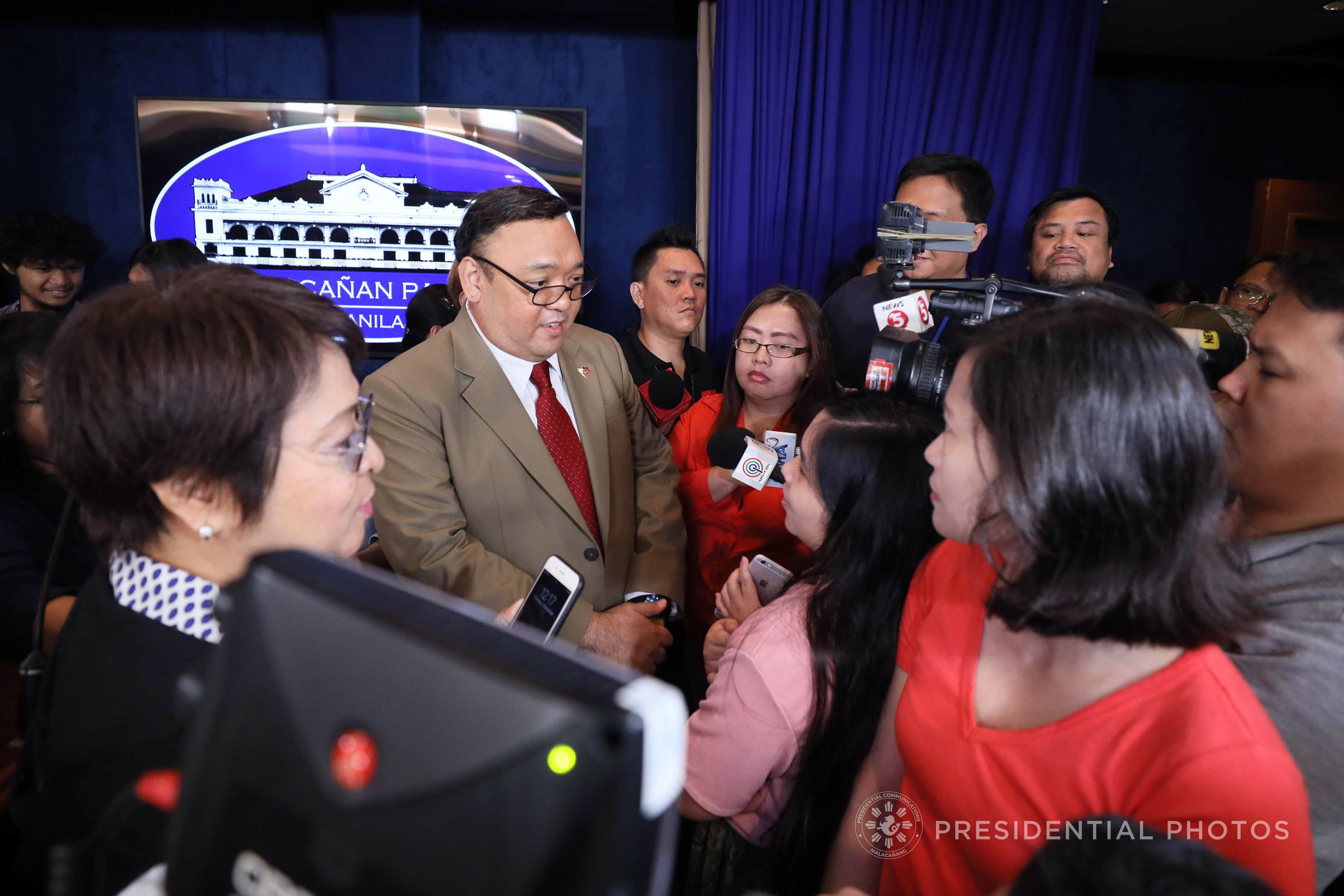 DUTERTE'S SPOKESMAN. Presidential Spokesperson Harry Roque entertains questions from the media, including Rappler reporter Pia Ranada (1st from right), after his first press briefing in Malacañang on November 2, 2017. Malacañang file photo     