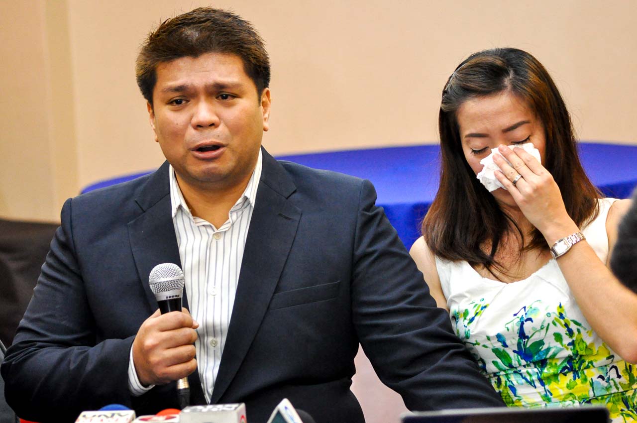 KIDNAPPED. Former Iglesia ni Cristo minister Lowell Menorca relates how he was abducted upon the alleged orders of fellow INC members during a press conference on October 25 at the Bayview Hotel in Roxas Boulevard. By his side is wife Jinky. File photo by Lito Boras/Rappler   