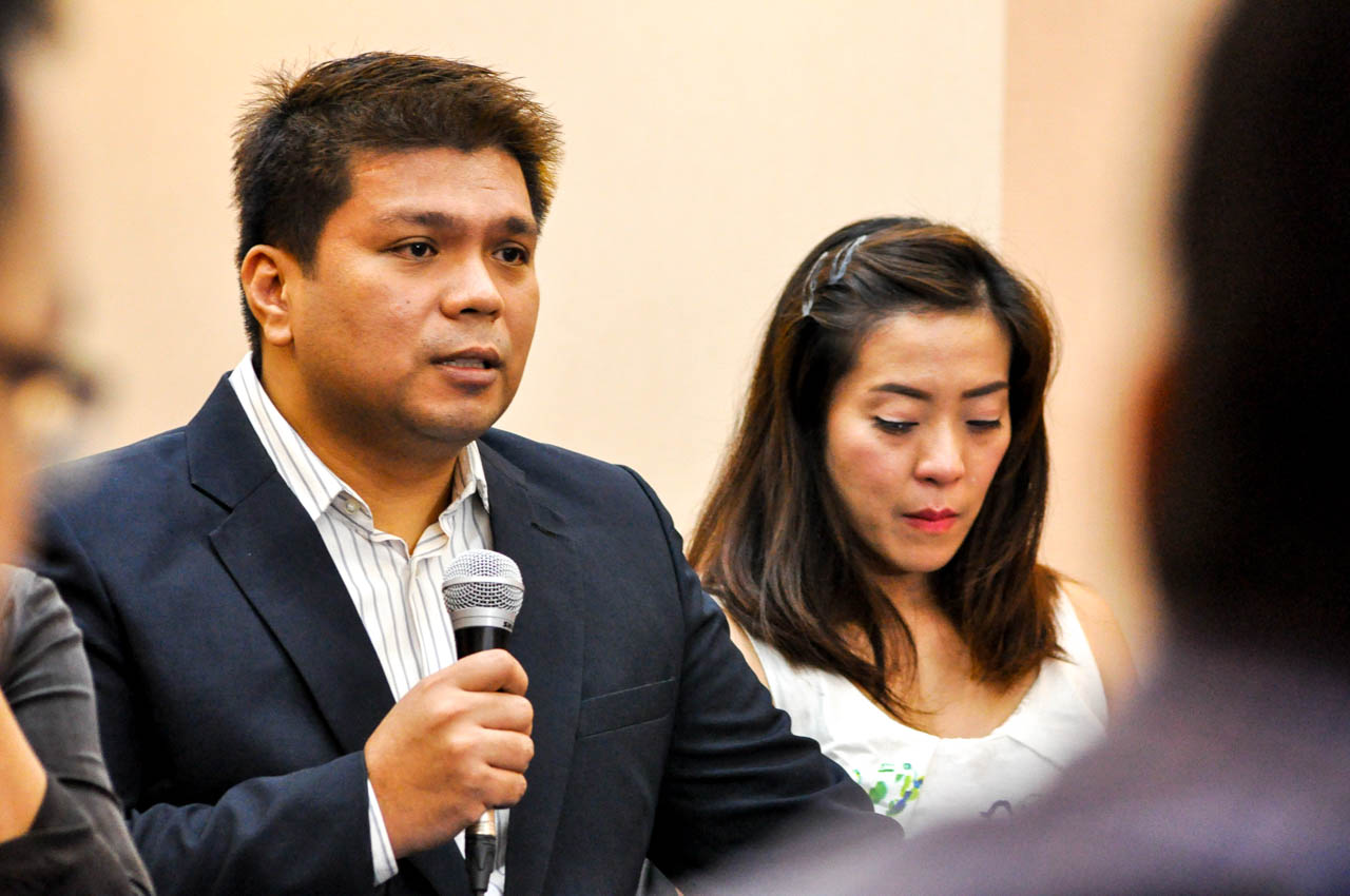 SEIKO MENORCA. The wife of former Iglesia minister Lowell Menorca, Jinky Menorca, sits beside her husband as he relates how he was allegedly detained by his fellow INC members during a press conference at the Bayview Hotel in Roxas Boulevard, Manila on October 25. Photo by Lito Boras/Rappler 