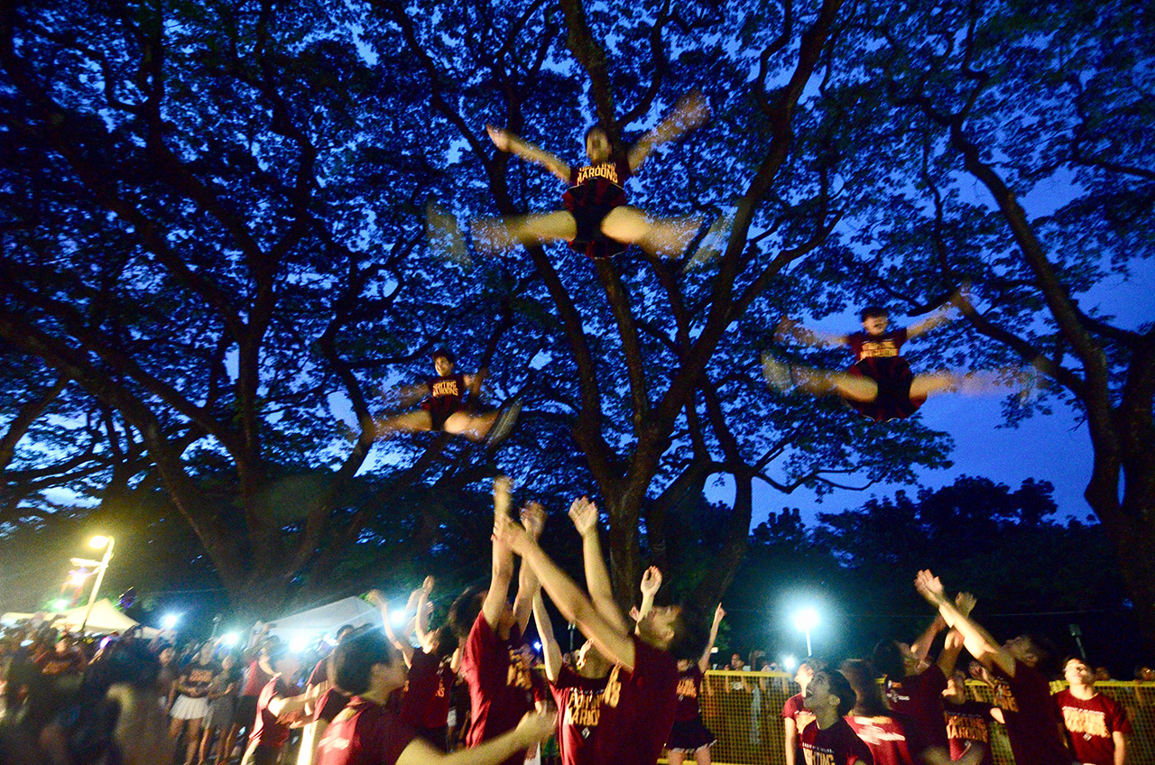 ROUTINE. Members of the UP Pep Squad perform during the annual Lantern Parade on December 15, 2017. Photo by Maria Tan/Rappler 