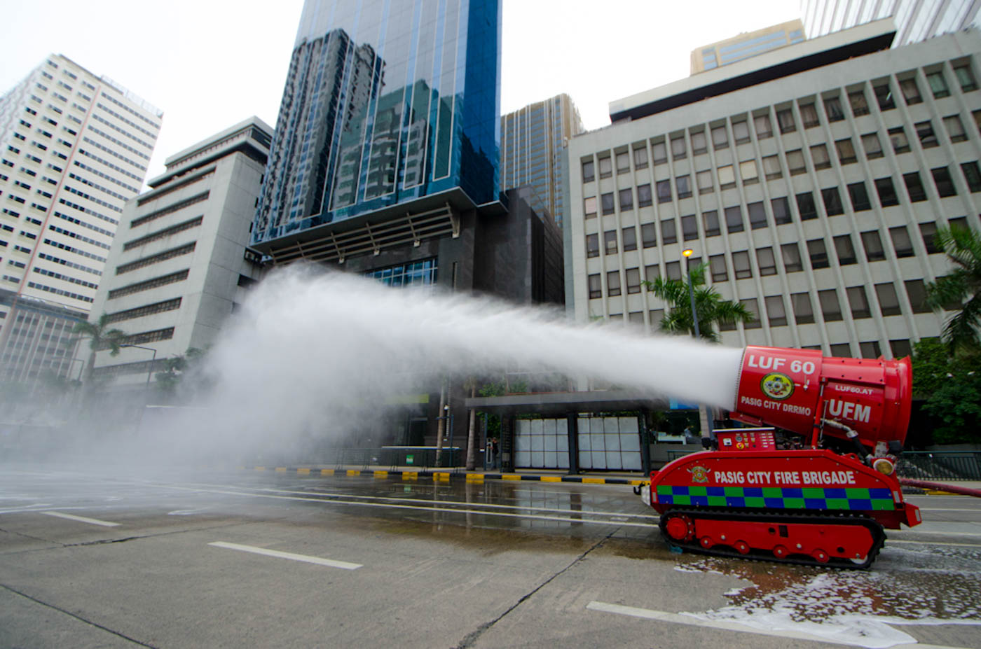 MMSHAKEDRILL. LUF60 unmanned fire fighting machine being used during the #MMShakeDrill in Ortigas Center, Pasig City. Photo by Rob Reyes/Rappler