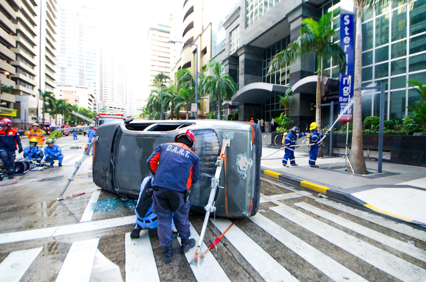 RESPONSE. Firefighters help assess the situation during the #MMShakeDrill. Photo by Rob Reyes/Rappler