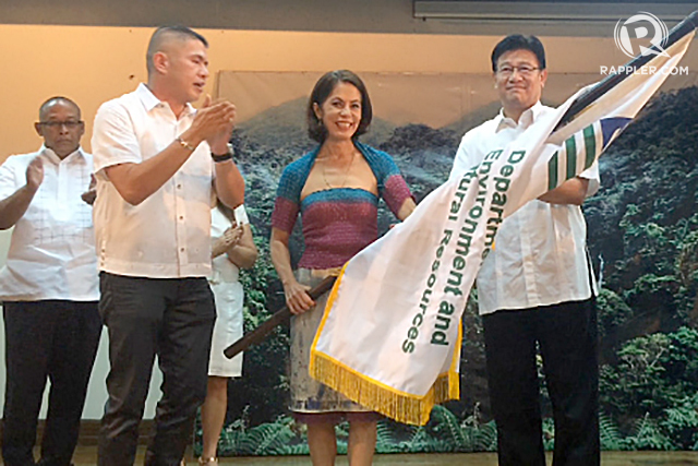 TRANSITION. Former environment secretary Ramon Paje hands the flag of the department to Environment Secretary Gina Lopez. Photo by Jee Geronimo/Rappler  