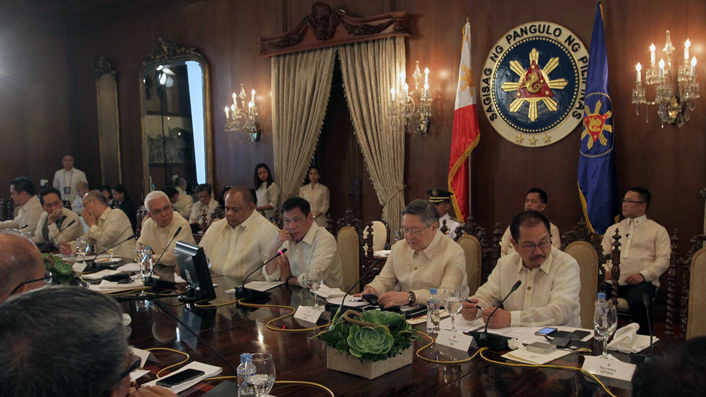 CABINET. President Rodrigo Roa Duterte holds his first Cabinet meeting at the Aguinaldo State Dining Room of the Malacañang Palace. 