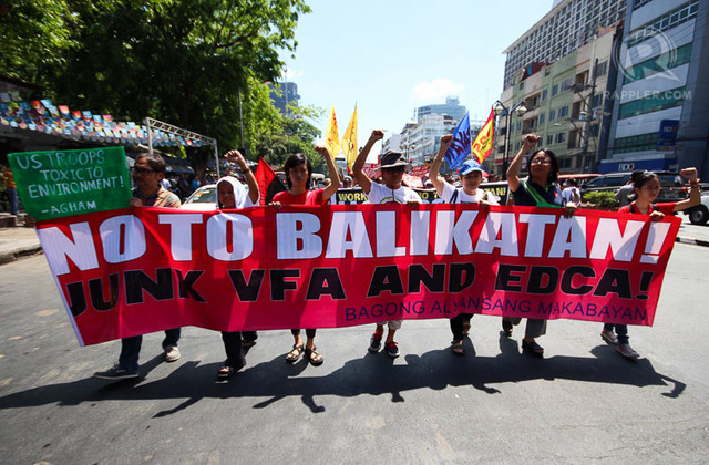 PROTESTS: Members of the Kilusang Mayo Uno march to US Embassy in Manila Monday, to condemn the 31st edition of the Balikatan Exercise between US and Filipino troops which is set to start on April 20, 2015. Photo by Joel Leporada/Rappler 