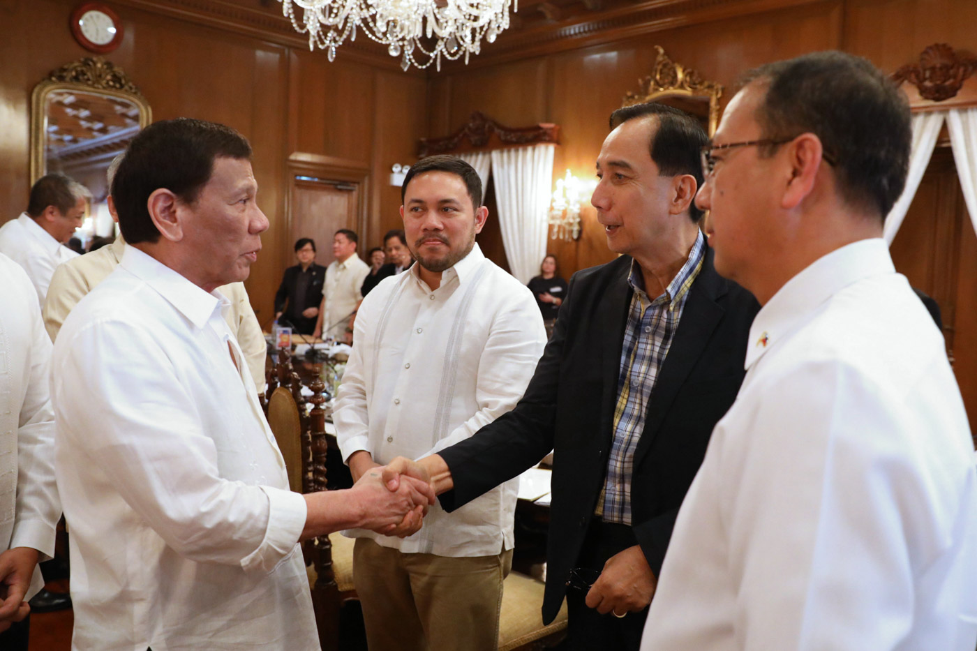 NEW ORDER. President Rodrigo Duterte orders Agriculture Secretary William Dar to stop the importation of rice. Malacañang photo 