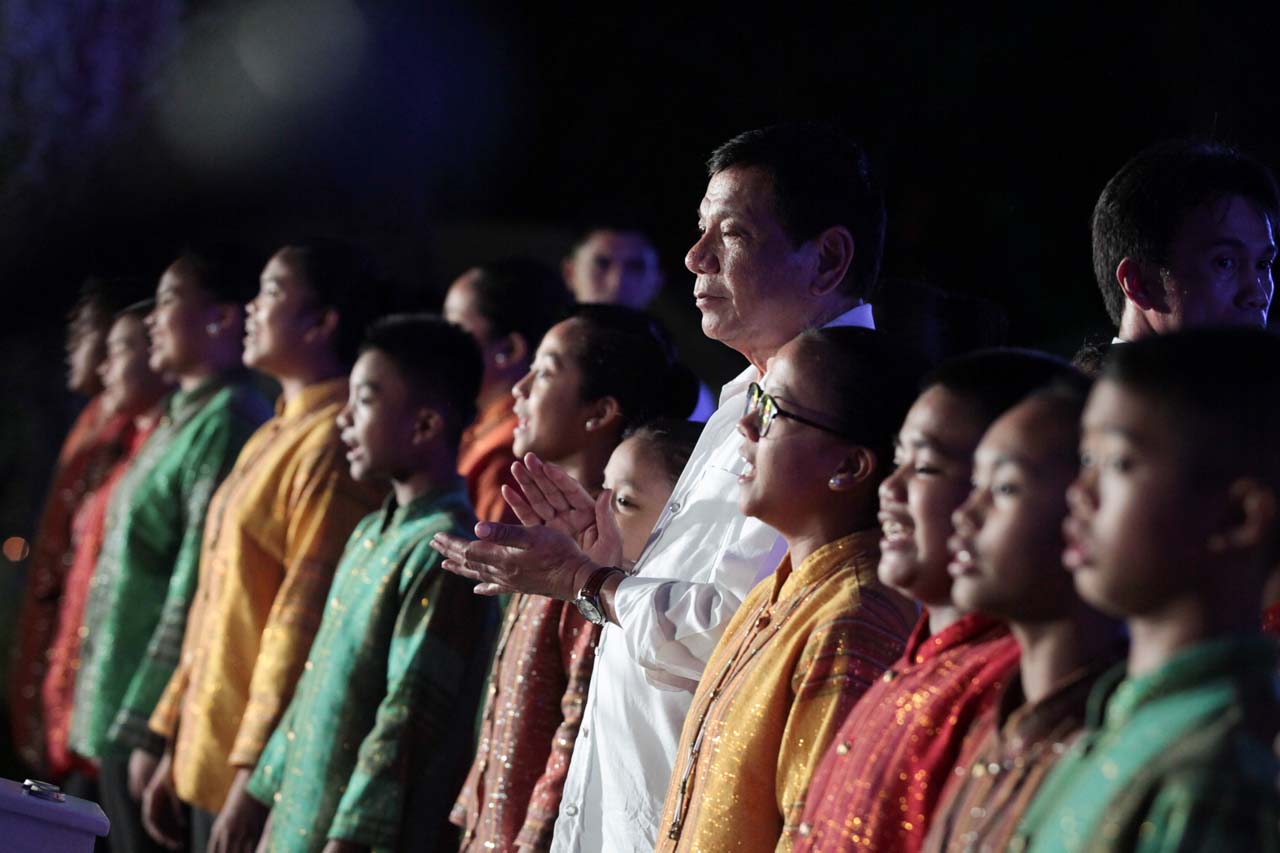 RECOGNIZING HARD WORK. President Duterte leads the Christmas lighting ceremony in front of Malacañang employees on December 5, 2016. Photo by King Rodriguez/ Presidential Photo 