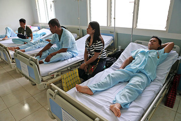 WOUNDED. Injured soldiers are seen inside Camp Siongco Hospital on March 7, 2015 in Datu Odin Sinsuat, Maguindanao. Photo by Jef Maitem/Rappler  