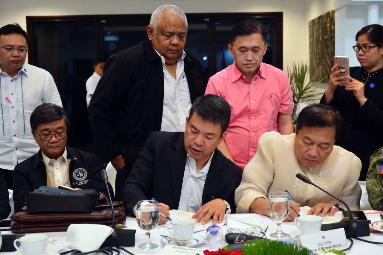 CONGRESS LEADERS. Senate President Aquilino Pimentel III (center, seated) and Speaker Pantaleon Alvarez (rightmost, seated) receive Malacañang's report on the declaration of martial law in Mindanao. Malacañang photo 