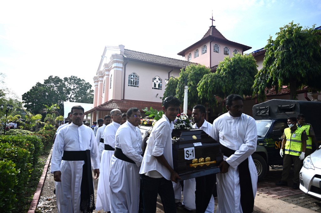 MORE DEATHS. Priests and relatives carry the coffin of a bomb blast victim after a funeral service at St Sebastian's Church in Negombo on April 23, 2019, after a series of bomb blasts targeting churches and luxury hotels in Sri Lanka. File photo by Jewel Samad/AFP 