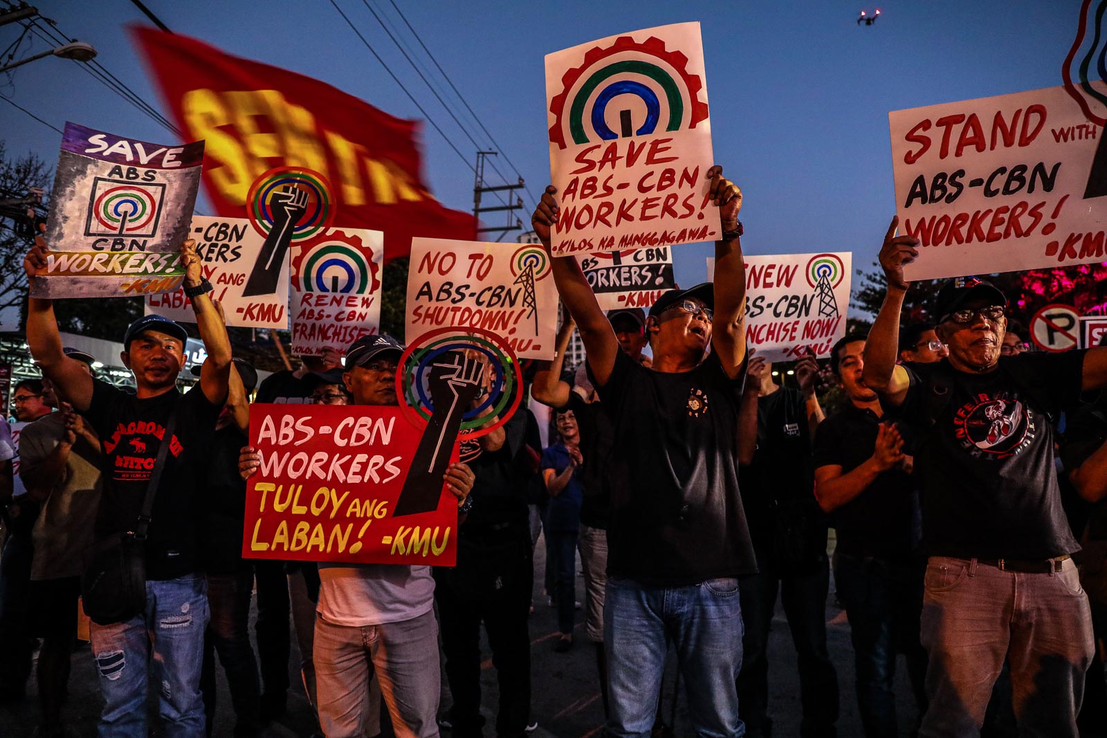 PROTEST. Employees and supporters of ABS-CBN on February 28, 2020 demand that the government renew their franchise. Photo by Jire Carreon/Rappler 