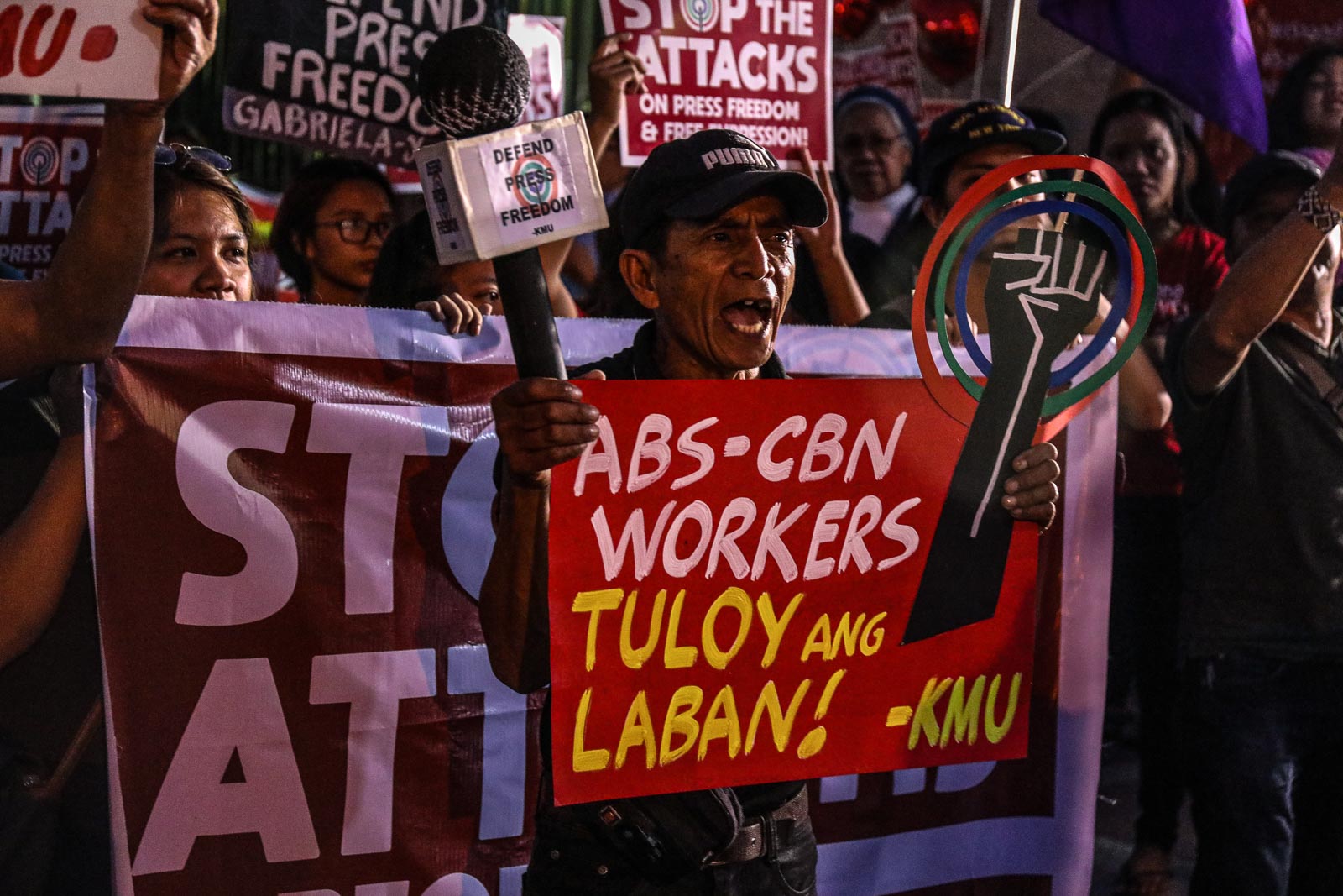 PROTEST. Employees and supporters of ABS-CBN hold a rally outside the network giant's compound in Quezon City on February 28, 2020. Photo by Jire Carreon/Rappler 