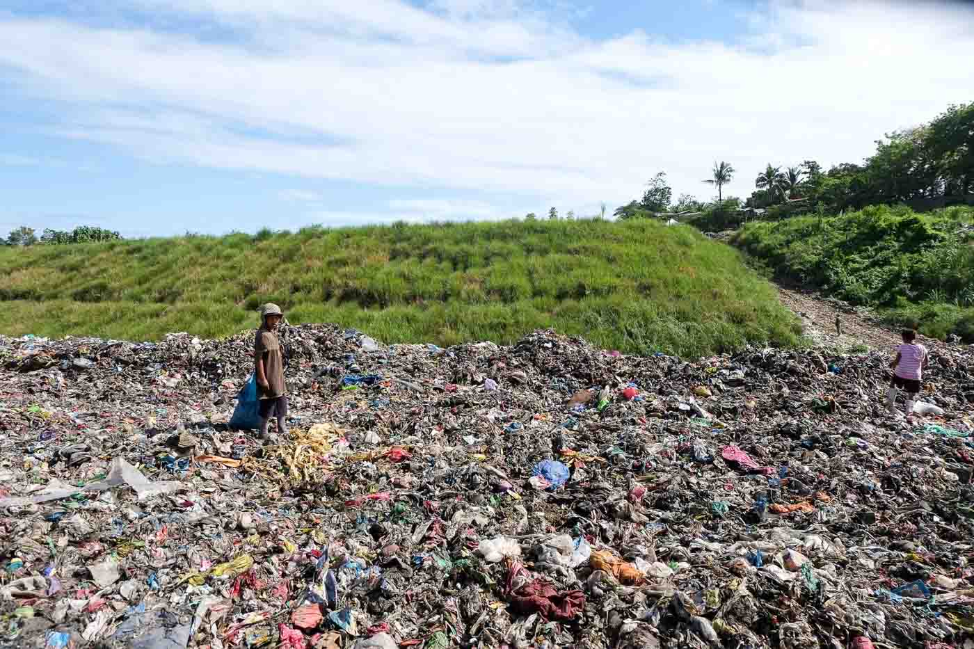 CLOSURE. Cagayan de Oro City is closing its dumpsite on April 15, 2017, to comply with the law. Photo by Bobby Lagsa/Rappler  