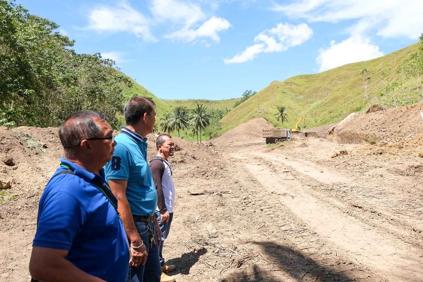 SET TO OPEN. CLENRO chief Edwin Dael and IPM-CDC Engineer Ed Bartolome inspect the new sanitary landfill which will open on April 15, 2017 in Barangay Pagalungan, Cagayan de Oro City. Photo by Bobby Lagsa/Rappler 
