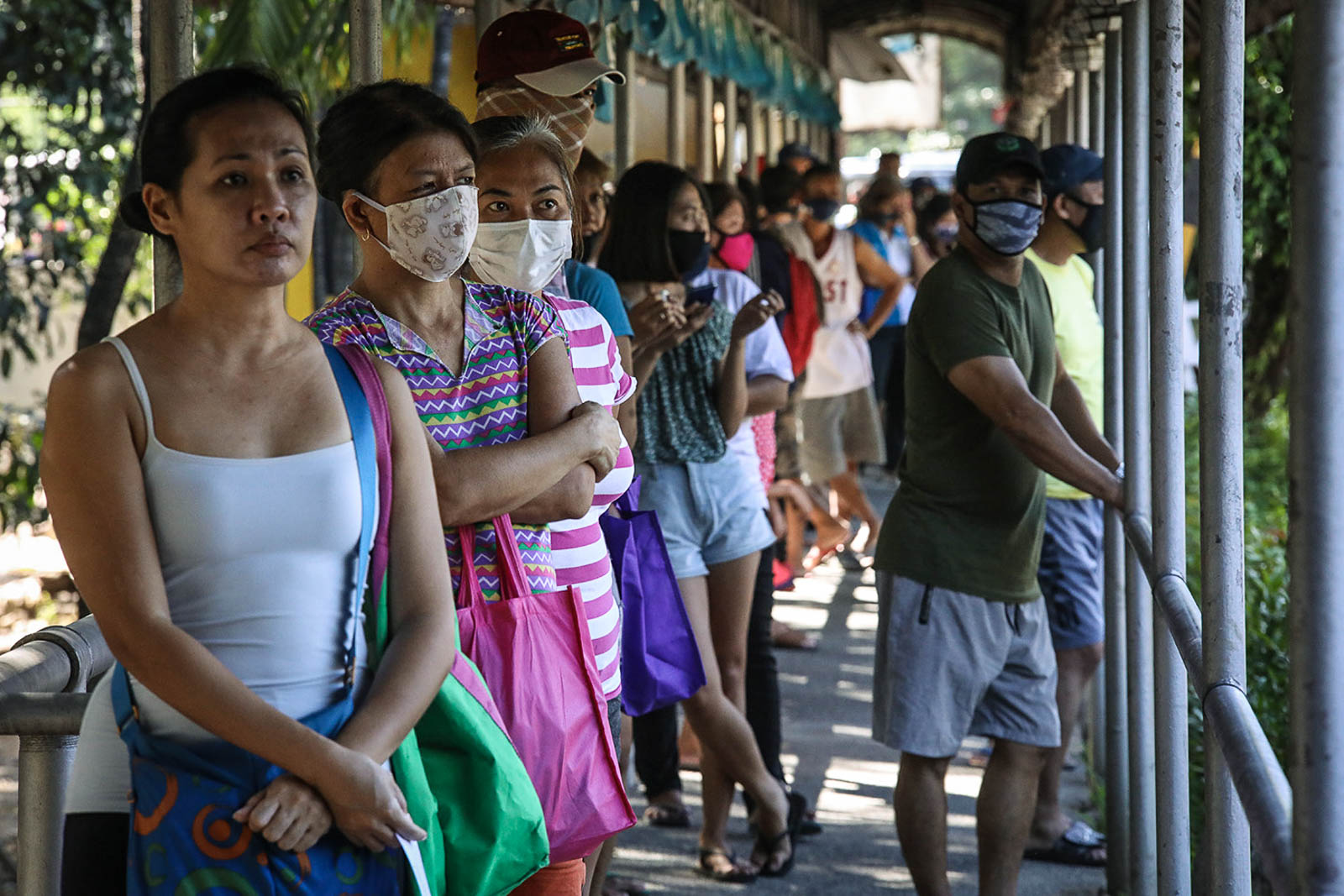 FOOD SUPPLY. Residents of Quezon City line up for farm to market products at the DAR office in Elliptical Road. Photo by Darren Langit/Rappler 