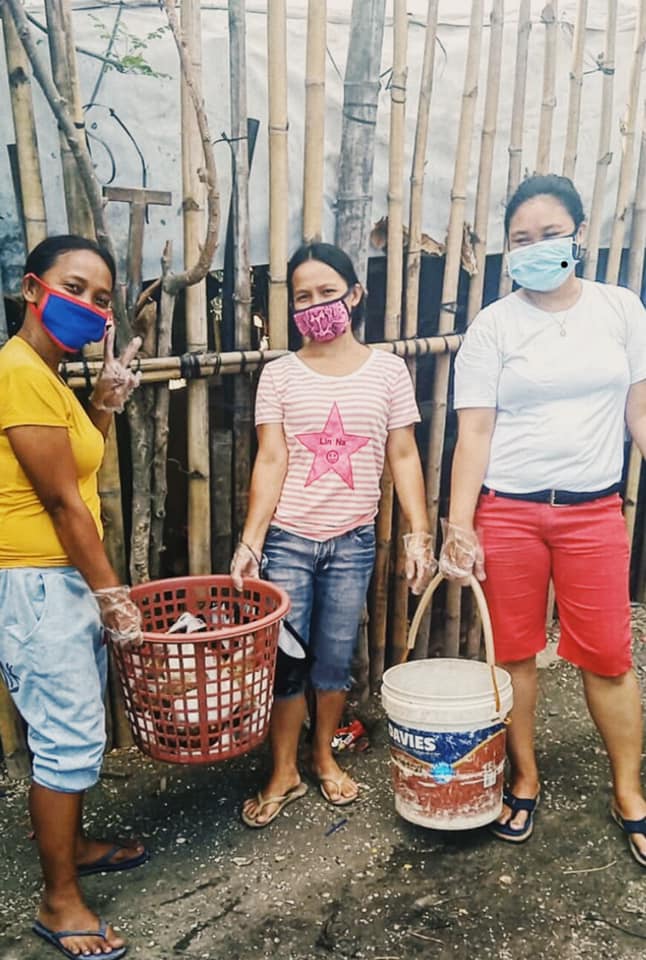 HELPING EACH OTHER. Women of Barangay Sineguelasan and Barangay Talaba II preparing meals for the community. Photo by Vida Maylem. 