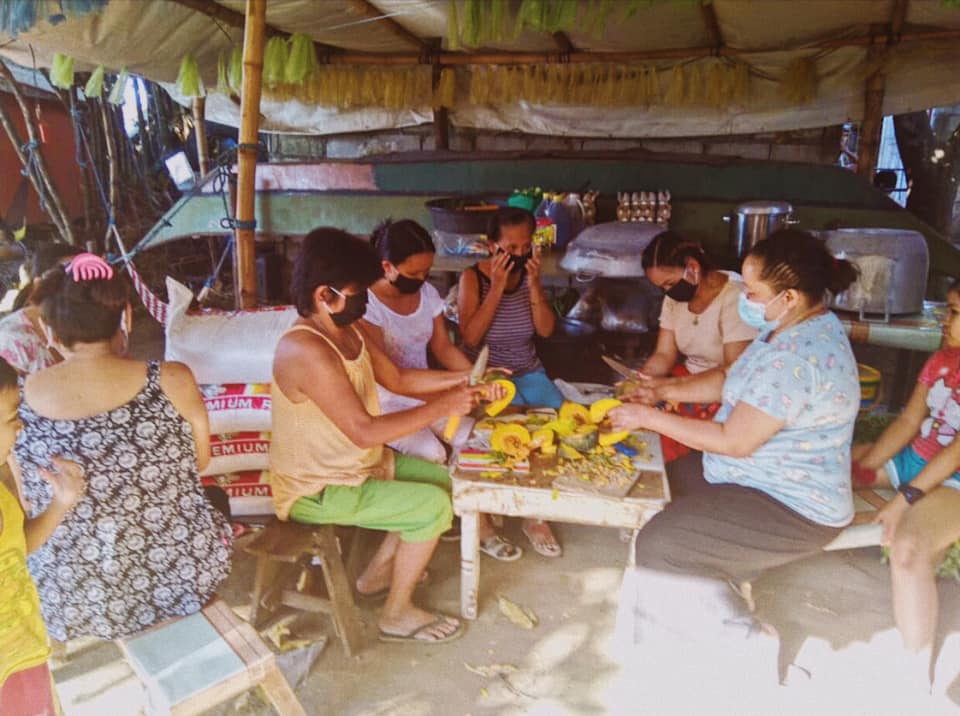 FOR THE COMMUNITY. Women of Barangay Sineguelasan and Barangay Talaba II in Bacoor, Cavite prepare meals for the community. Photo by Vida Maylem. 