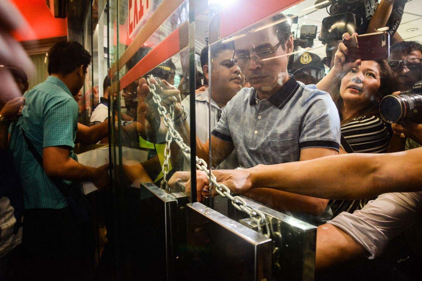 CLOSED. Manila Mayor Isko Moreno serves the closure order against Isetann mall in Recto. Manila PIO photo 