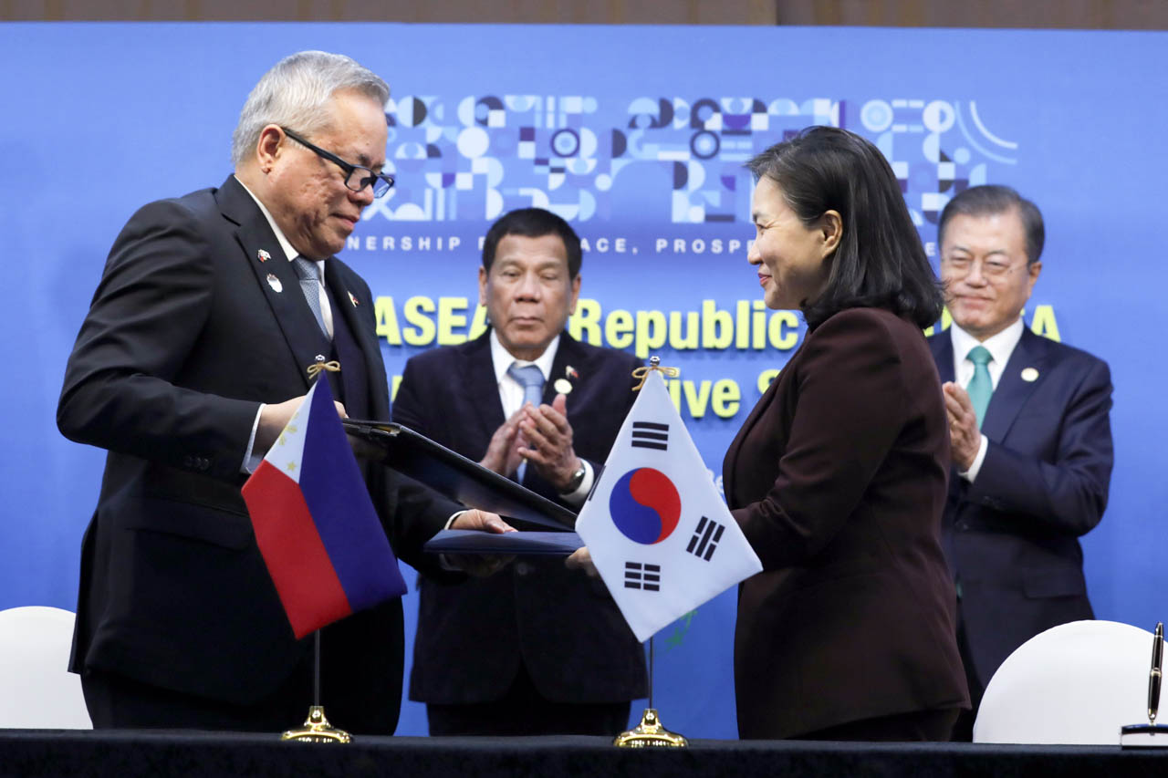 NO FTA YET. President Rodrigo Duterte and South Korean President Moon Jae-in watch as Trade and Industry Secretary Ramon Lopez and Minister of Trade Yoo Myung-hee sign the 'Joint Statement by the Republic of the Philippines and the Republic of Korea on the Early Achievement Package of the Negotiations of the Korea-Philippines Free Trade Agreement.' Malacañang photo 