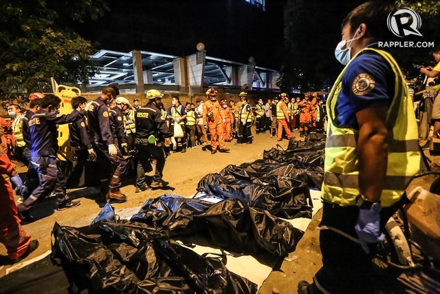 BODY BAGS. Davao's 911 volunteers carry a body bag of one of the 14 people who died in the explosion.    
