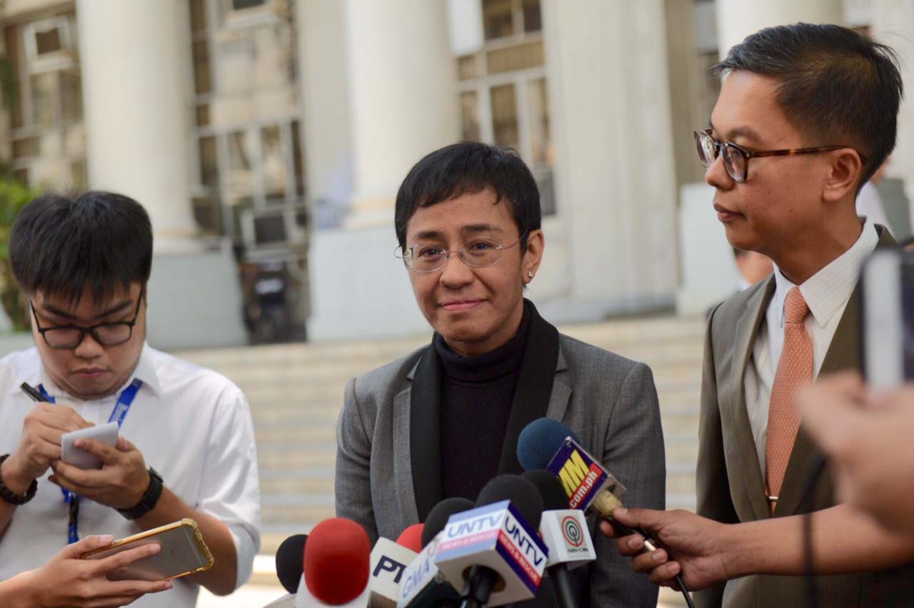CHARGED. In this file photo last May, Rappler CEO and Executive Editor Maria Ressa is at the Department of Justice with her lawyer Eric Recalde. Photo by LeAnne Jazul/Rappler 