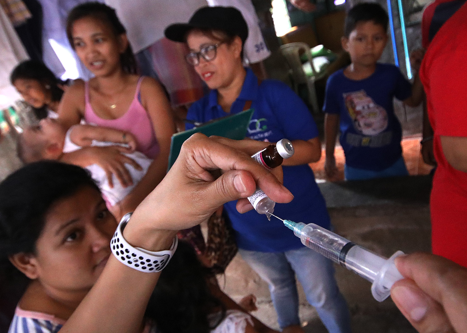 HOME SERVICE. Health workers administer house-to-house measles vaccination to children in Payatas, Quezon City on February 7, 2019, amid measles outbreak in parts of the Philippines. Photo by Darren Langit/Rappler 