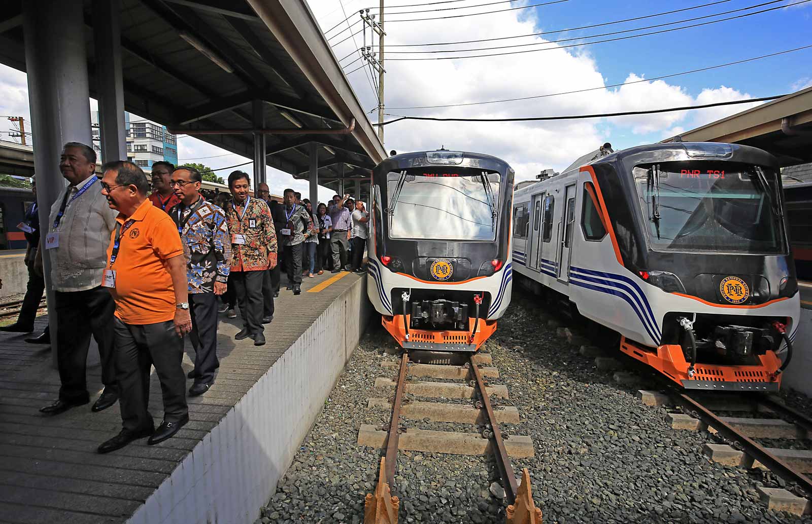 SUSPENDED. PNR services from Alabang to Calambang is suspended, among other PUVs. Photo by Ben Nabong/Rappler 