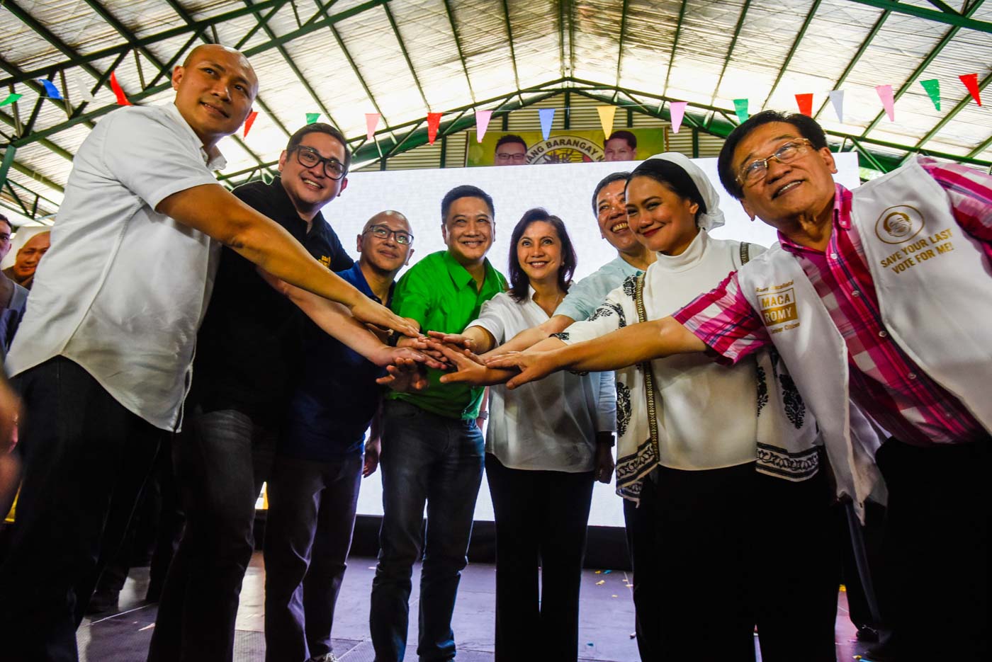 OPPOSITION BETS. Vice President Leni Robredo (middle) poses with the senatorial aspirants from the Oposisyon Koalisyon. Not in the photo is former interior secretary Mar Roxas who is abroad. Photo by Maria Tan/Rappler   