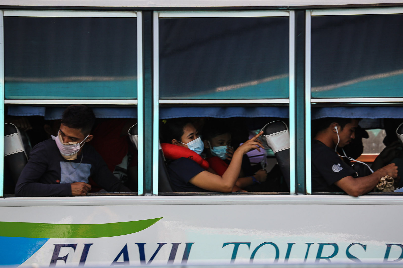 OUTBREAK. Travelers leave for the provinces amid the spread of COVID-19 in Metro Manila. Photo by Jire Carreon/Rappler  