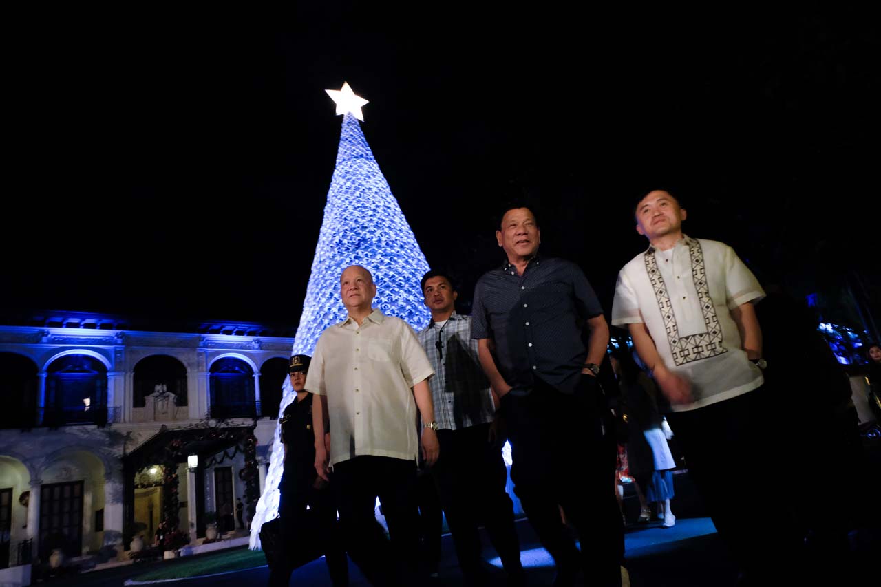 CHRISTMAS. President Rodrigo Duterte invites SMC President and CEO Ramon S Ang to Malacañang's 2016 Christmas party. Photo by King Rodriguez/Presidential Photo
  